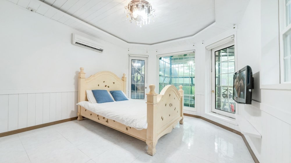 Basic Room, 1 Bedroom (maple)