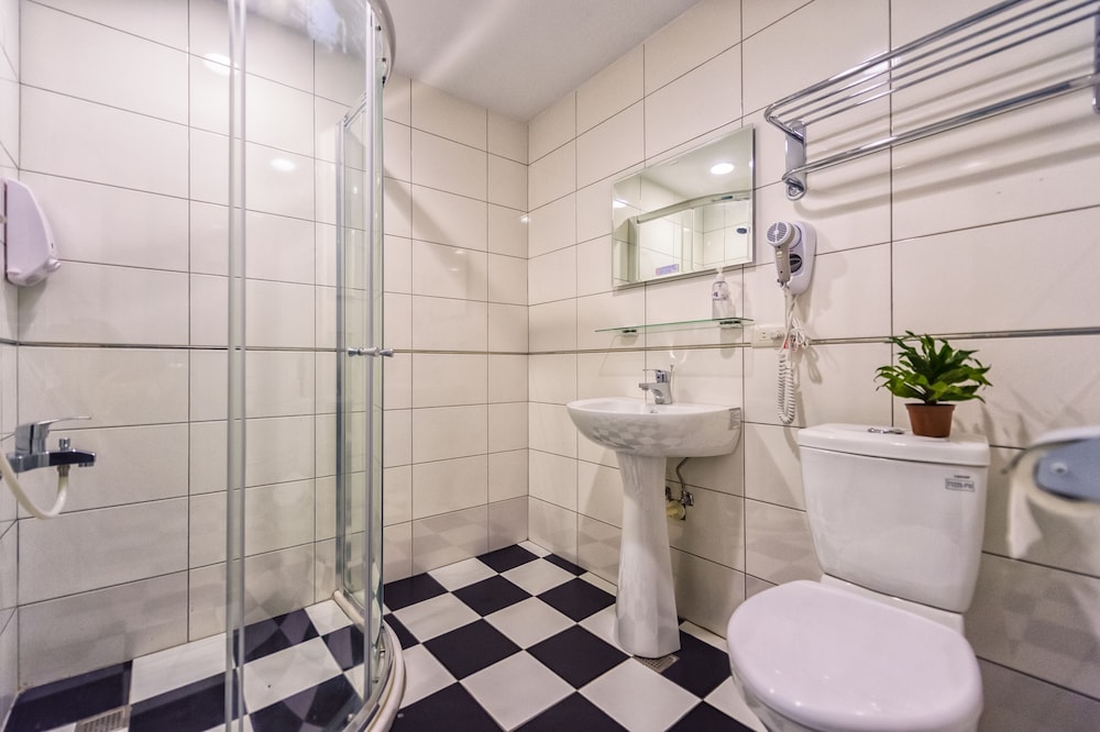1 bed in 4 Beds Female Ensuite room photo 2
