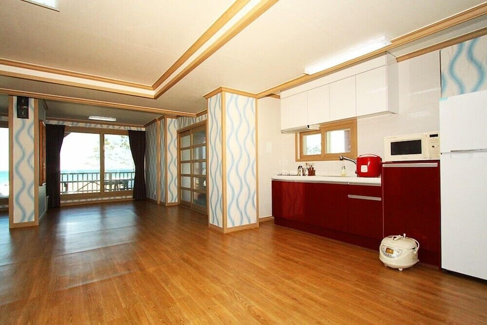 Room (101) - Photo 6