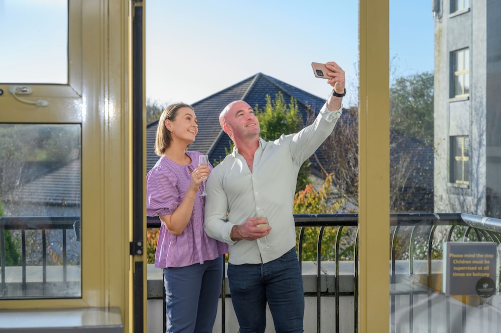 Double & Single with Balcony - Photo 10