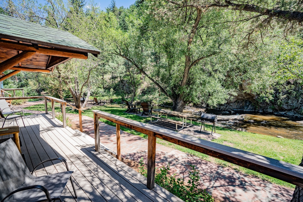 Family Cabin, 1 Bedroom, River View, Mountainside photo 3