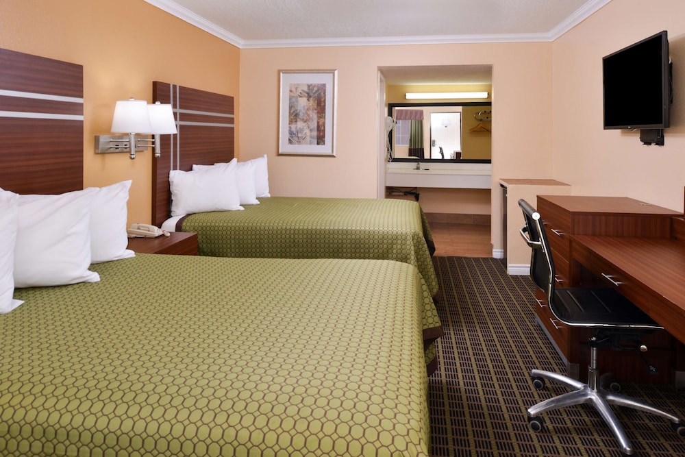 Room, 2 Queen Beds, Smoking - Photo 3