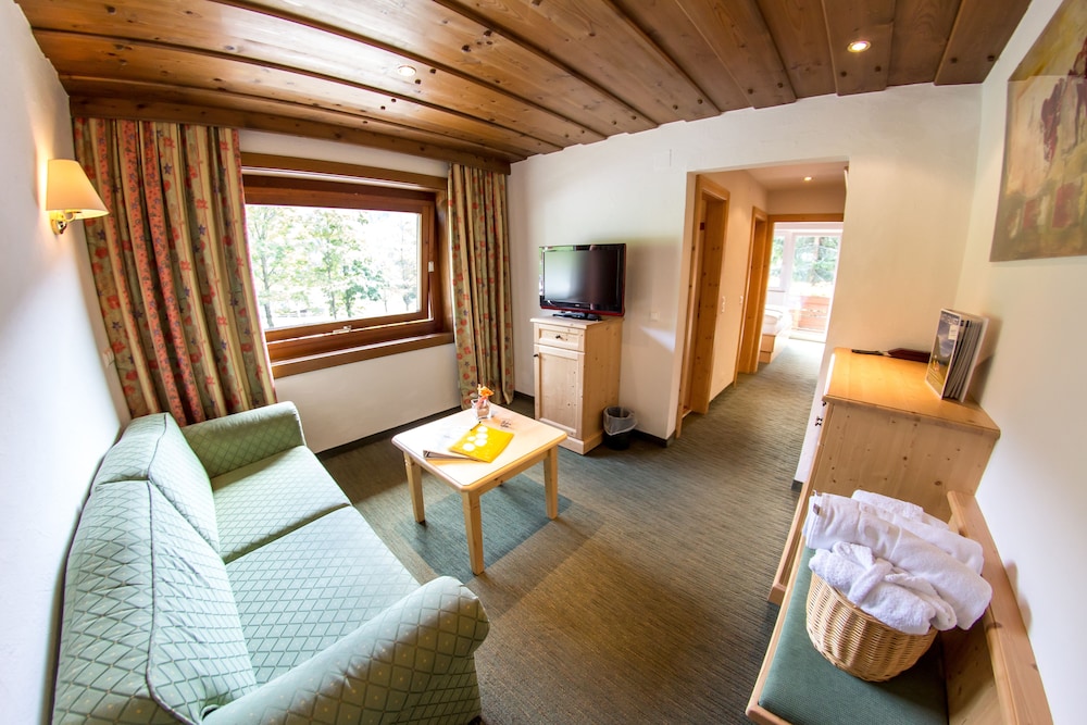 Junior Suite, 1 Bedroom, Non Smoking, Mountain View photo 3