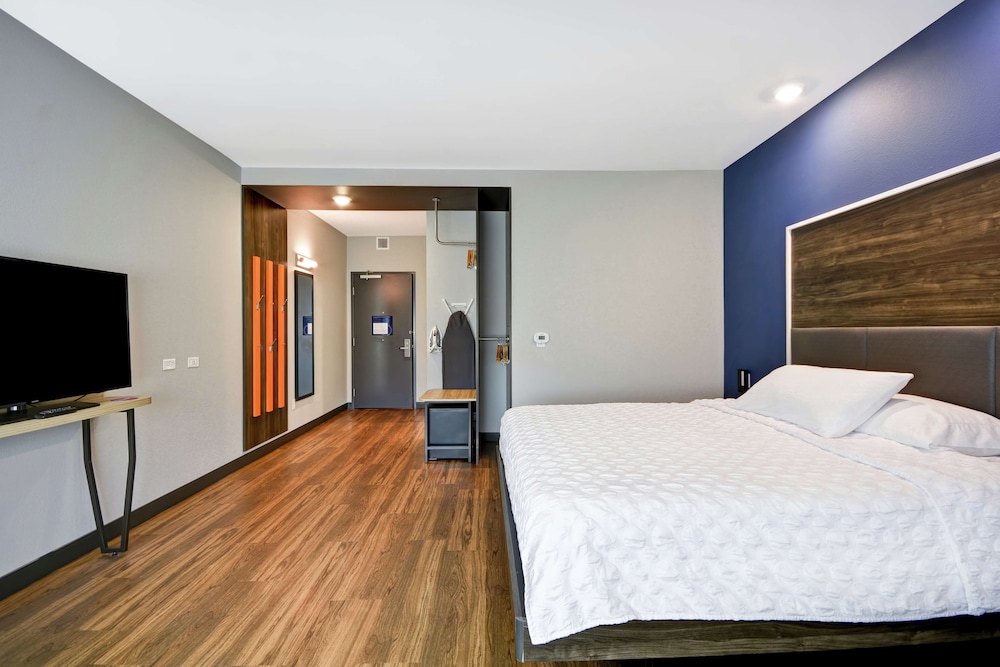 Room, 1 King Bed, Accessible (Roll-In Shower) photo 1