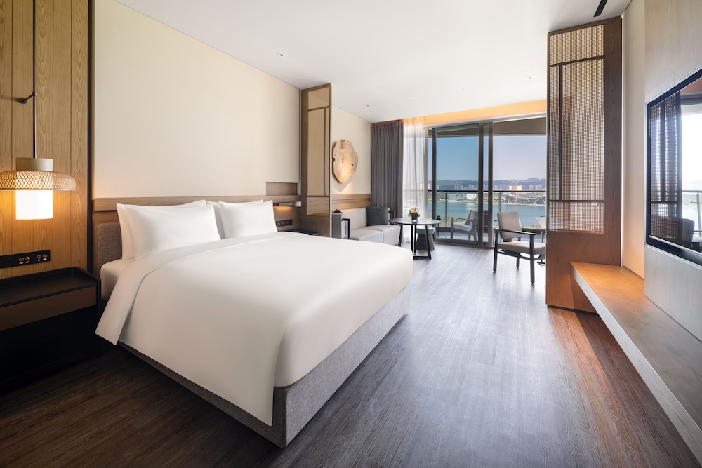1 King Bed with Lake View, Premium photo 1