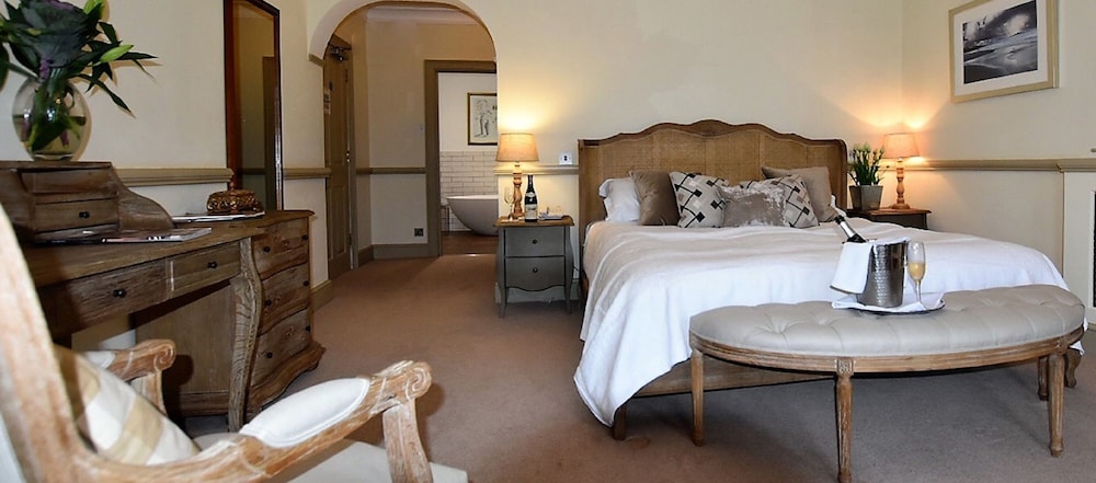 Combesgate Room, Roll Top Bath, No Shower