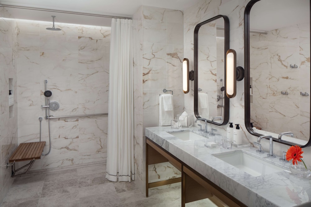 Room, 1 King Bed, Accessible (Mobility/Hearing/Roll-In Shower) - Photo 4