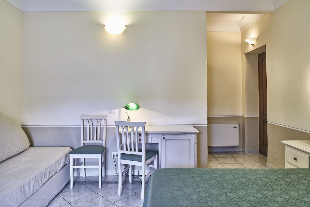 Standard Triple Room - Photo 2