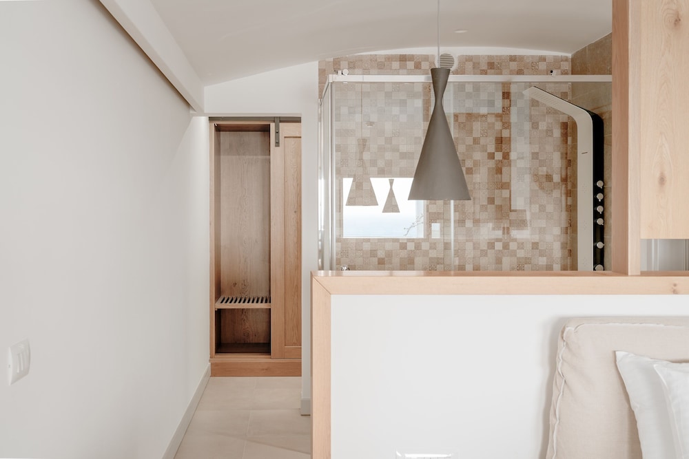 Deluxe Suite with Sea View and Outdoor Hot Tub - Photo 2