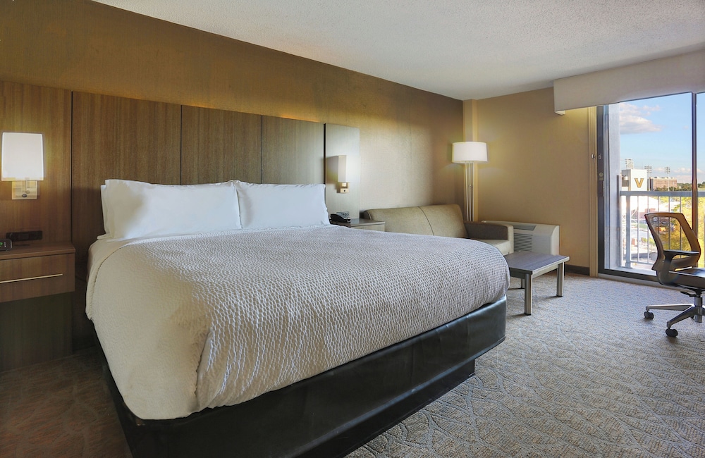 Standard Room, 1 King Bed (Walk-In Shower) thumbnail 6
