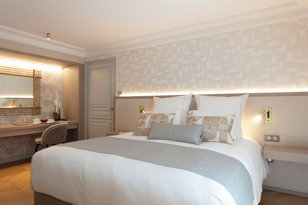 Suite, 1 King Bed with Sofa bed photo 3