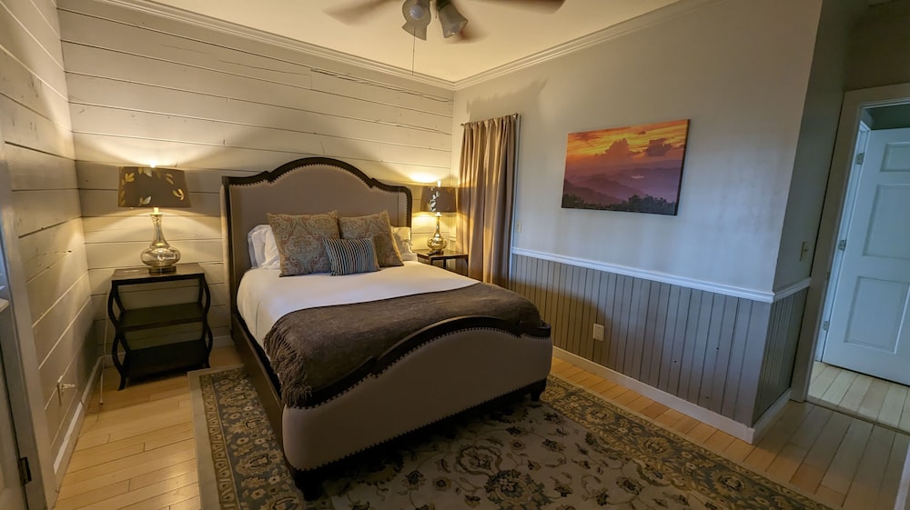 Signature Room, 1 Queen Bed, Refrigerator & Microwave, Ground Floor