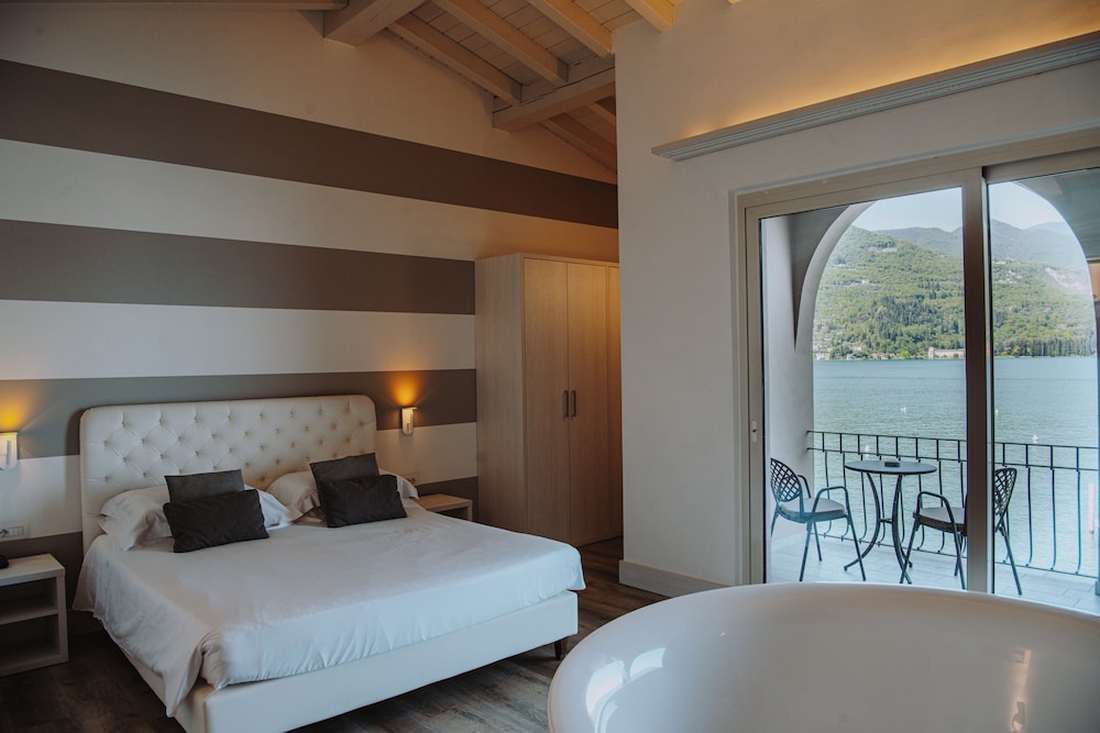 Suite, Balcony, Lake View photo 2