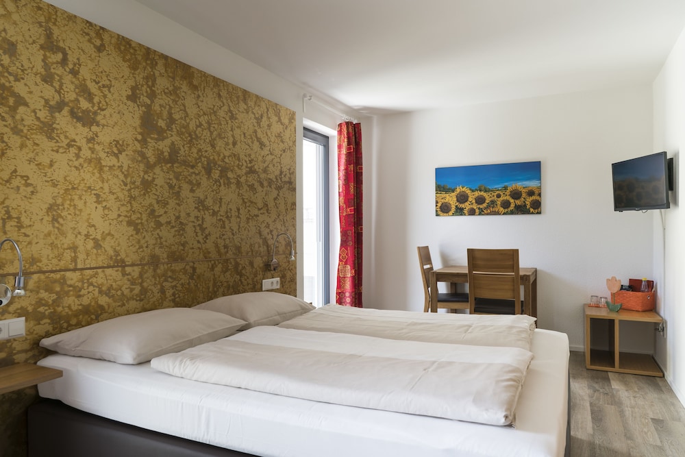 Classic Double Room, 1 Queen Bed, Courtyard View photo 2