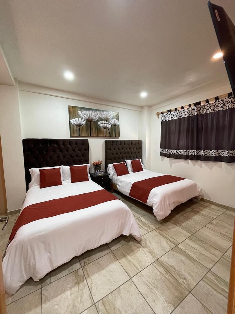 Interior Quadruple Room (no windows) photo 3