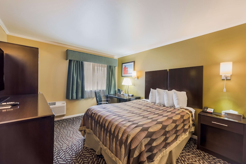 Standard Room, 1 Queen Bed, Accessible, Non Smoking - Photo 1