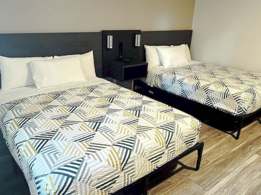 Premium Room, 2 Queen Beds, Accessible, Non Smoking photo 3