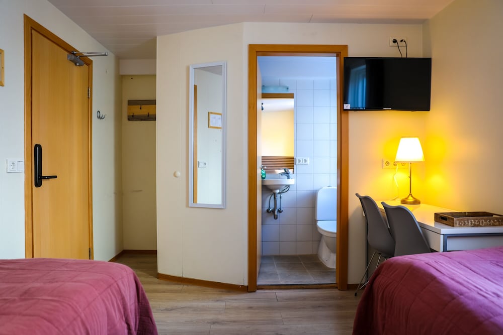 Twin Room, Private Bathroom photo 2
