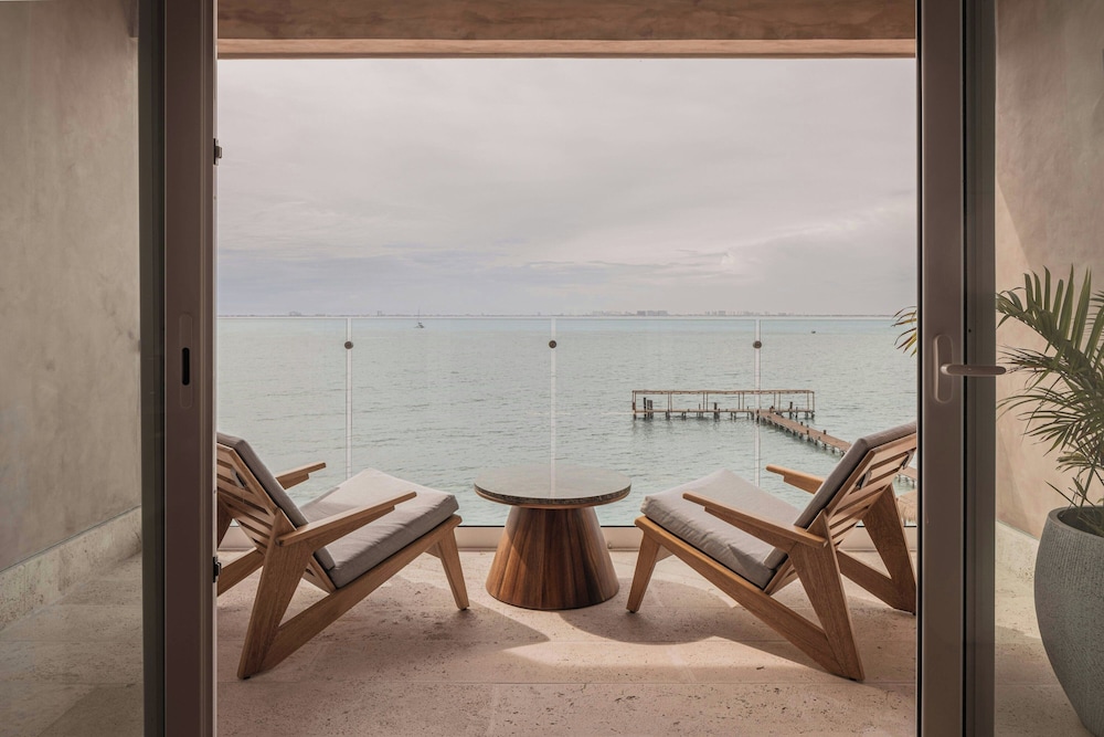 Deluxe Room, 1 King Bed, Balcony, Oceanfront (Guest Room)