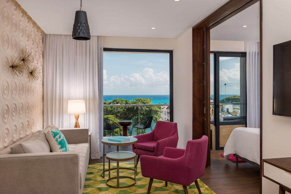 Suite, 1 Bedroom, Hot Tub, Partial Ocean View (1 King Bed) photo 1
