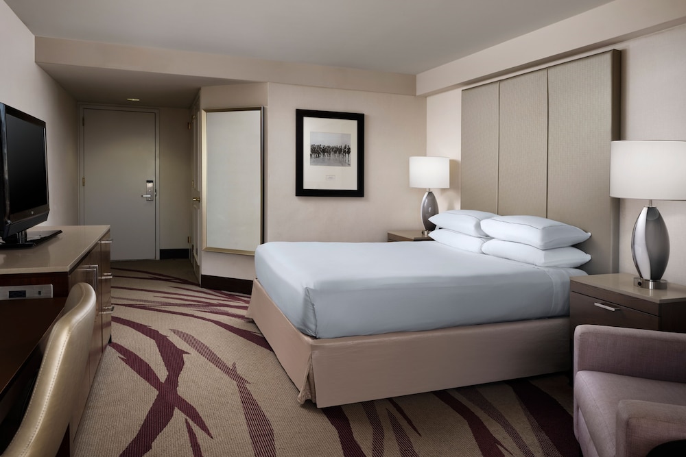Room, 1 King Bed, Balcony - Photo 3