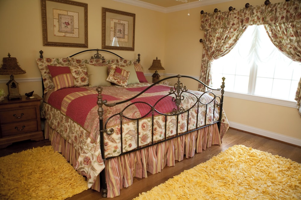 Premium Room, 1 King Bed, Private Bathroom, Garden View