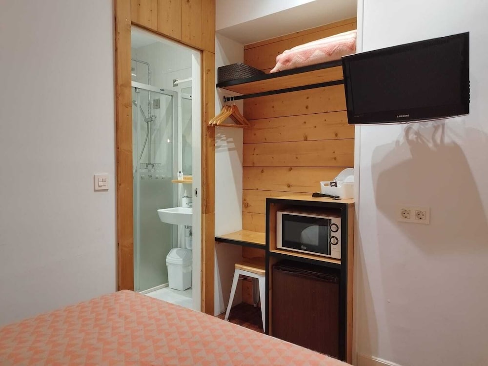 Economy Single Room, Refrigerator & Microwave photo 3