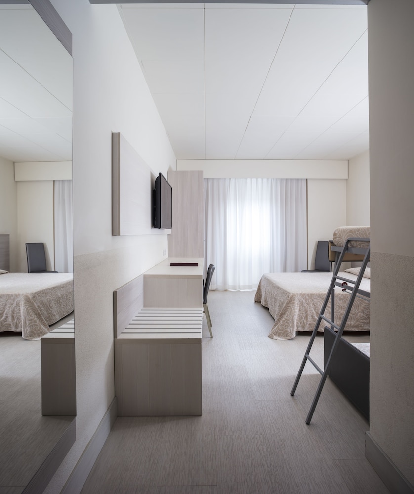 Family Quadruple Room - Photo 3