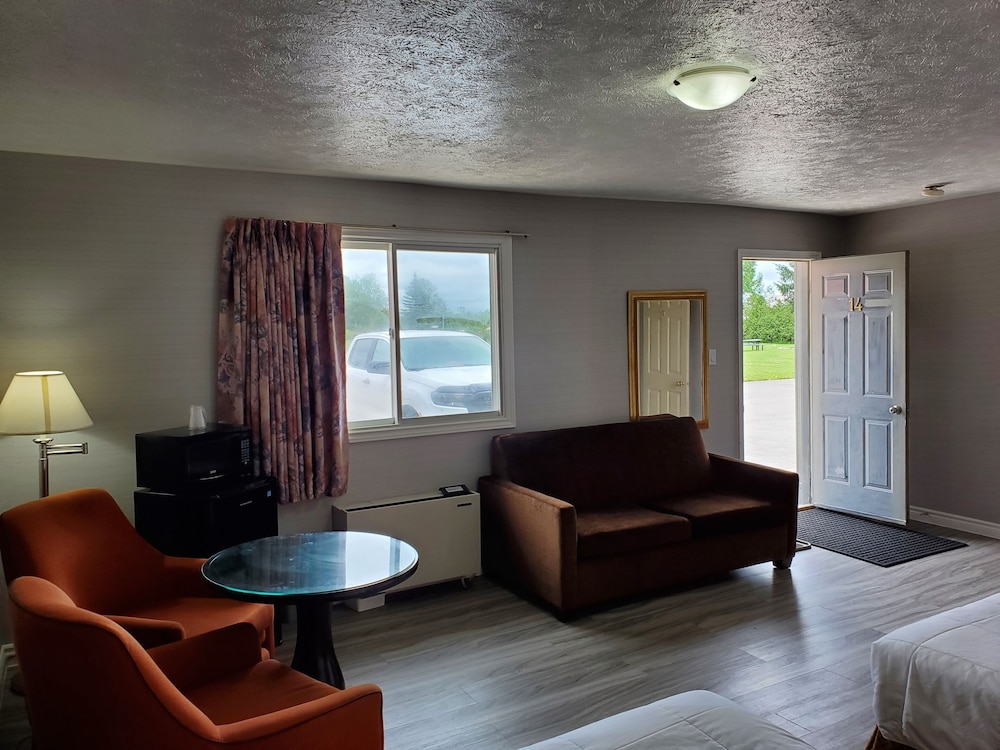 Family Single Room, 2 Queen Beds photo 3