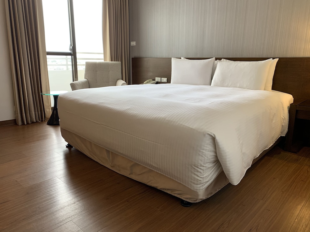 Room, 1 King Bed, Non Smoking (Exquisite) photo 2