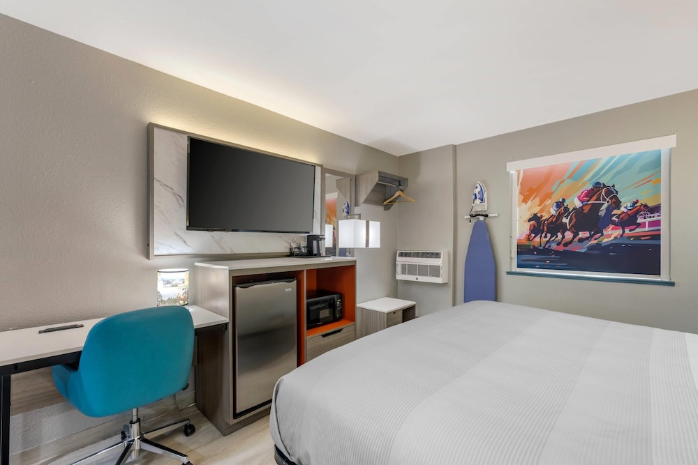 Standard Room, 1 King Bed, Non Smoking - Photo 4