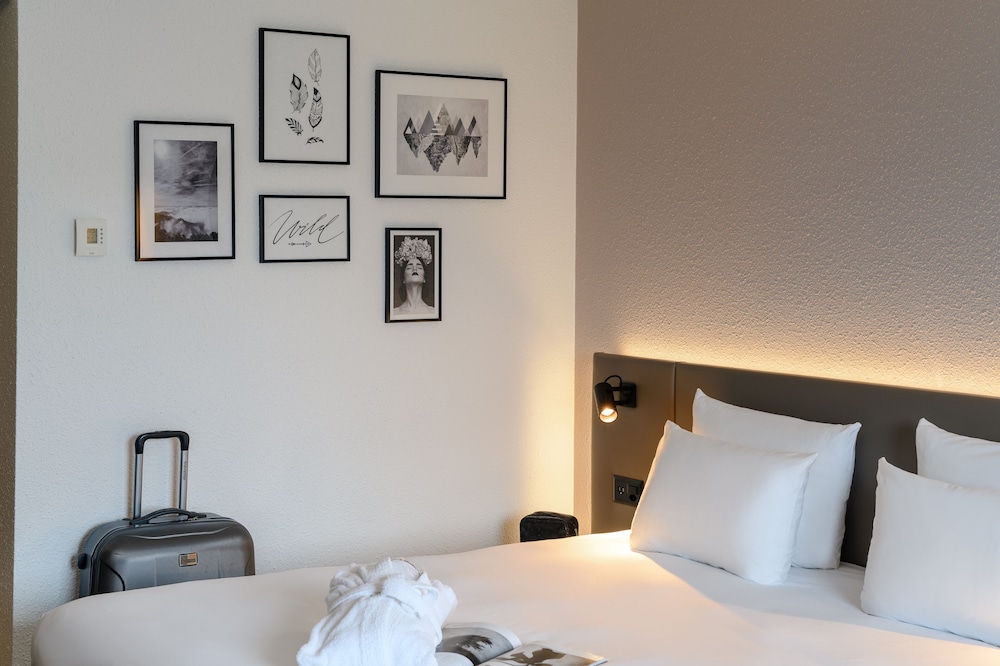 Executive Room, 1 Queen Bed with Sofa bed - Photo 9