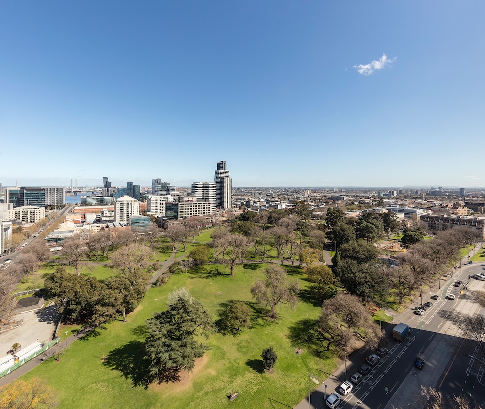 Studio Apartment Park View & Balcony - No Housekeeping