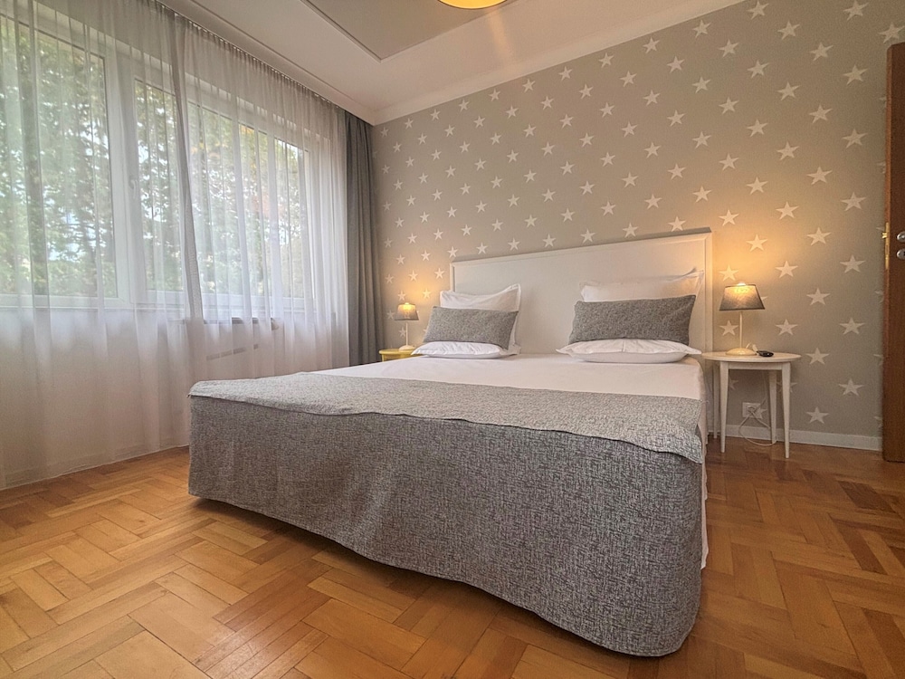 One-Bedroom Apartment - Photo 1
