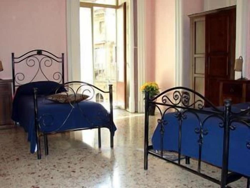 Twin Room - Photo 5