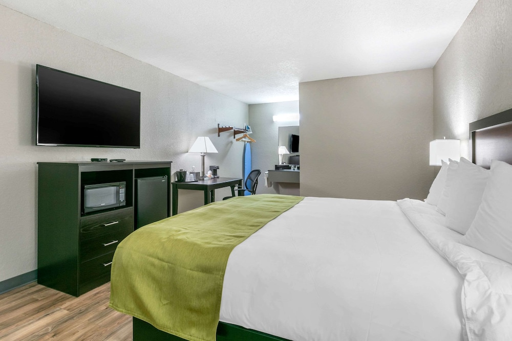 Standard Room, 1 King Bed, Non Smoking - Photo 4