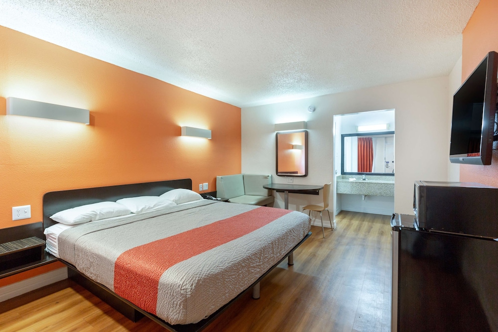 Deluxe Room, 1 King Bed, Smoking, Refrigerator & Microwave - Photo 4