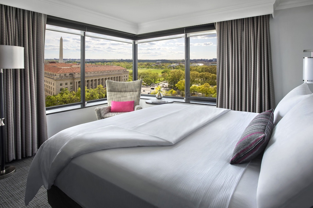 Premium Room, 1 King Bed (View) - Photo 3