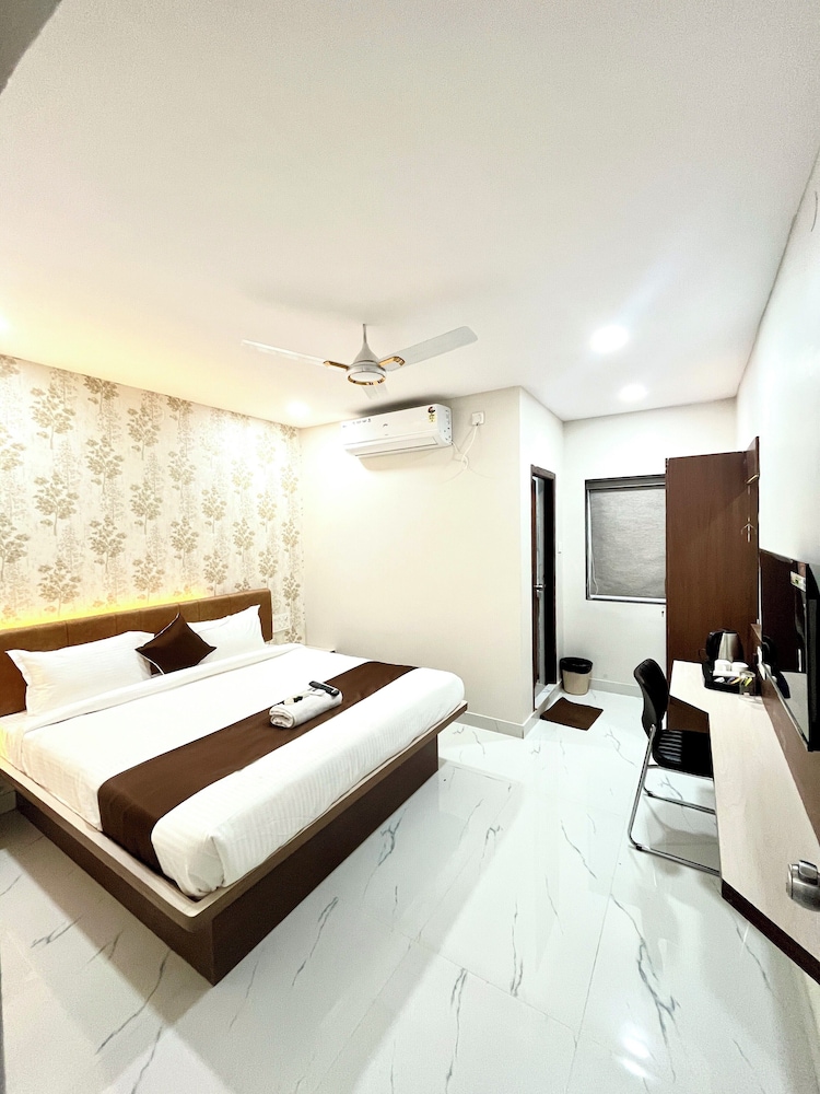 Comfort Room, City View