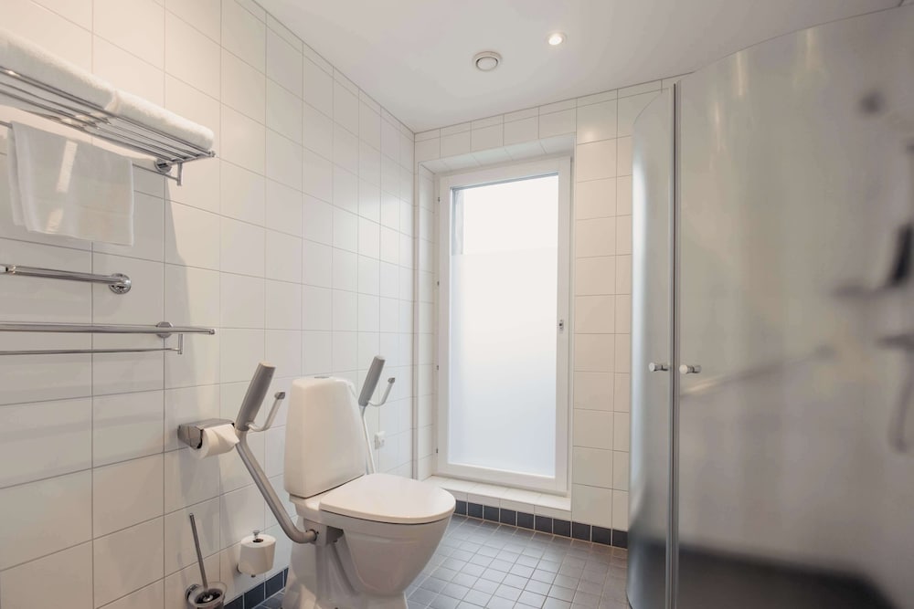 Family Room, Multiple Beds, Accessible, Non Smoking (Walk-in Shower)