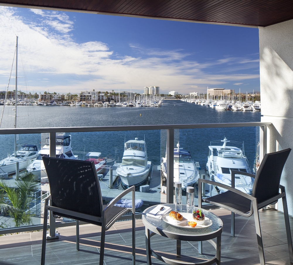 Deluxe Room, 1 King Bed, Balcony, Marina View photo 1