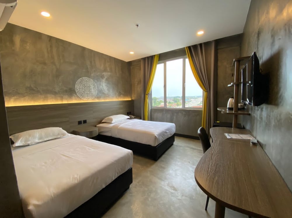 Superior Triple Room, City View photo 3