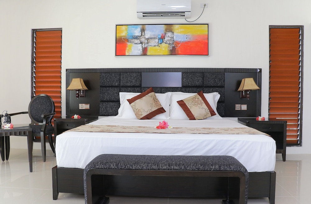 Luxury Room, 1 King Bed, Beach View photo 3