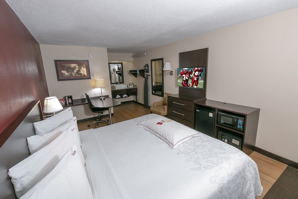 Premium Room, 1 King Bed, Accessible (Upgraded Bedding & Snack Smoke Free) - Photo 1
