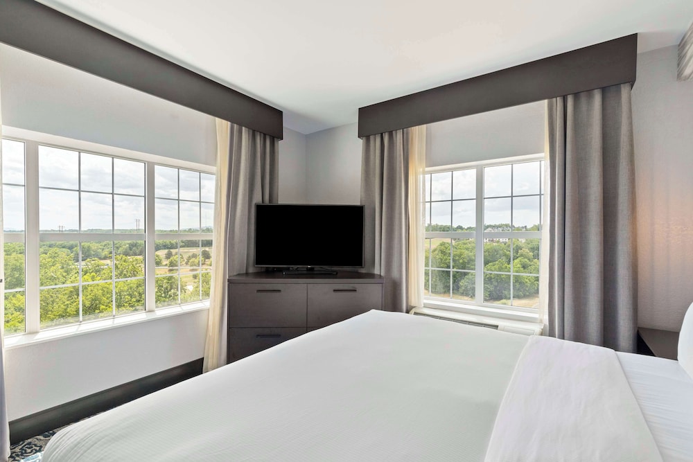 Suite, 1 King Bed, Golf View - Photo 2