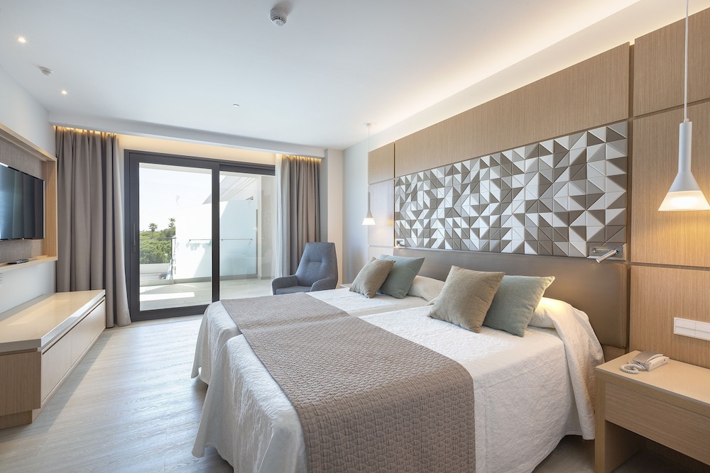 Suite, 1 Bedroom, Balcony (3 Adultos + 1 Child)