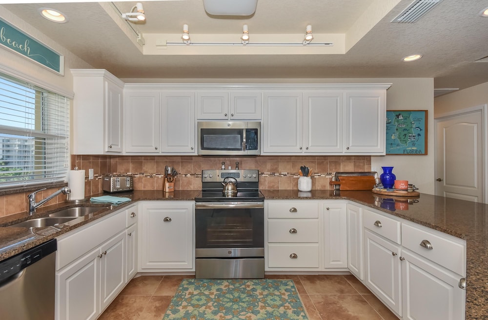 Large Corner Unit at Ocean Walk with Sneak Peak of the Ocean ~ OW20-501, Zdjęcie 14