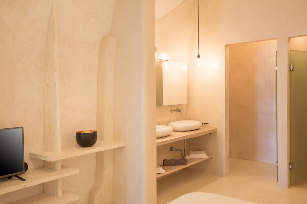 Suite (Petit, Outdoor Heated Jetted Tub)