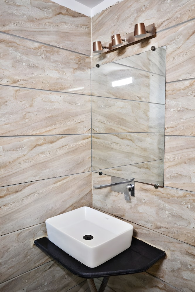Executive Room - Photo 8