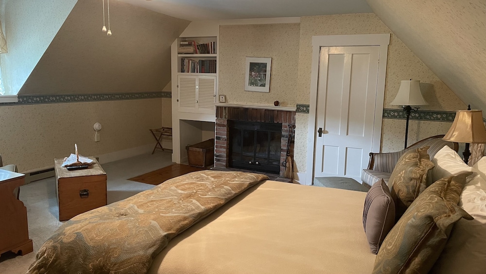 Deluxe Room, 1 Queen Bed, Fireplace, Mountainside photo 3